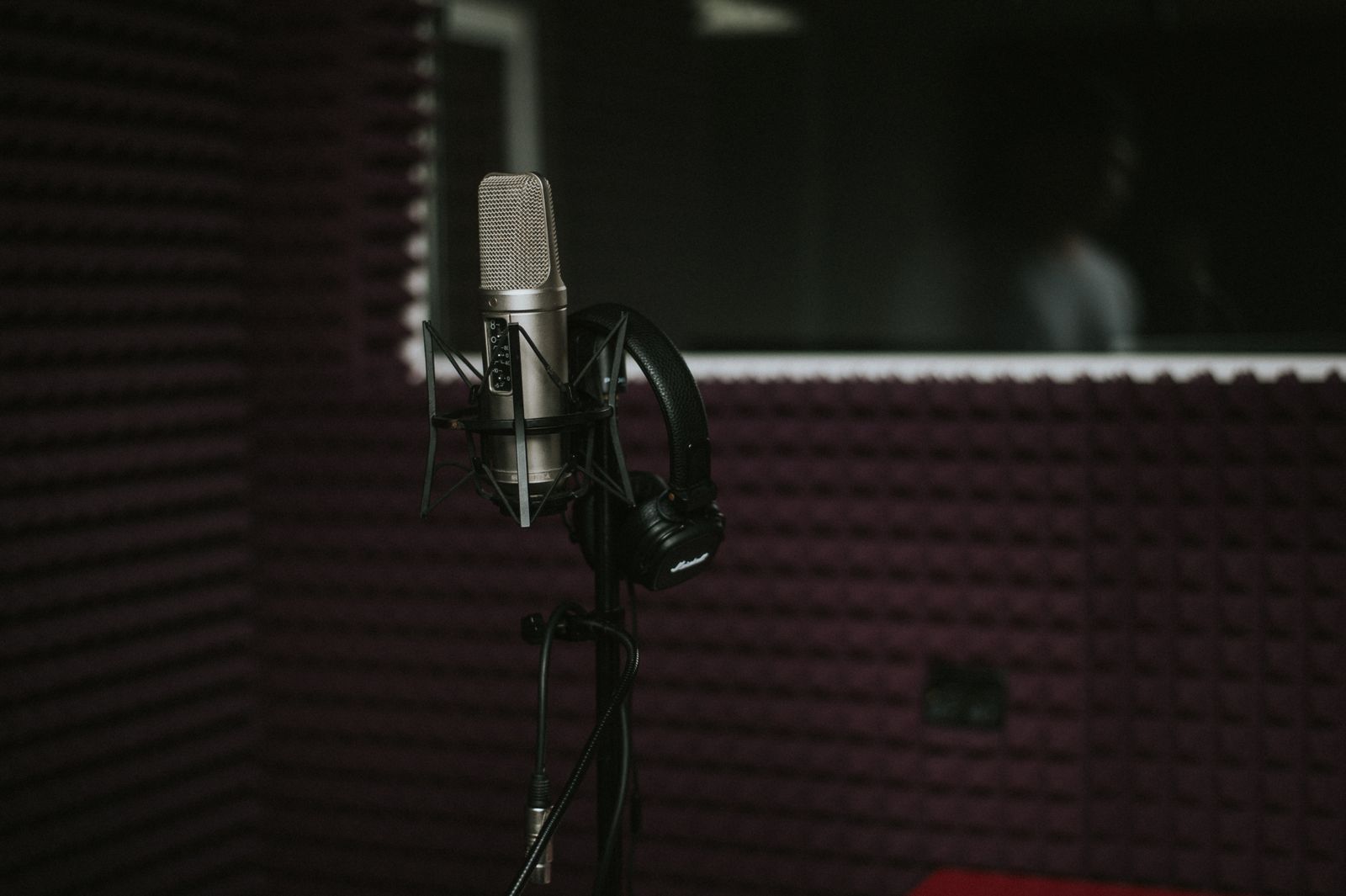 Streaming Mics: Room Noise Decides Dynamic or Condenser