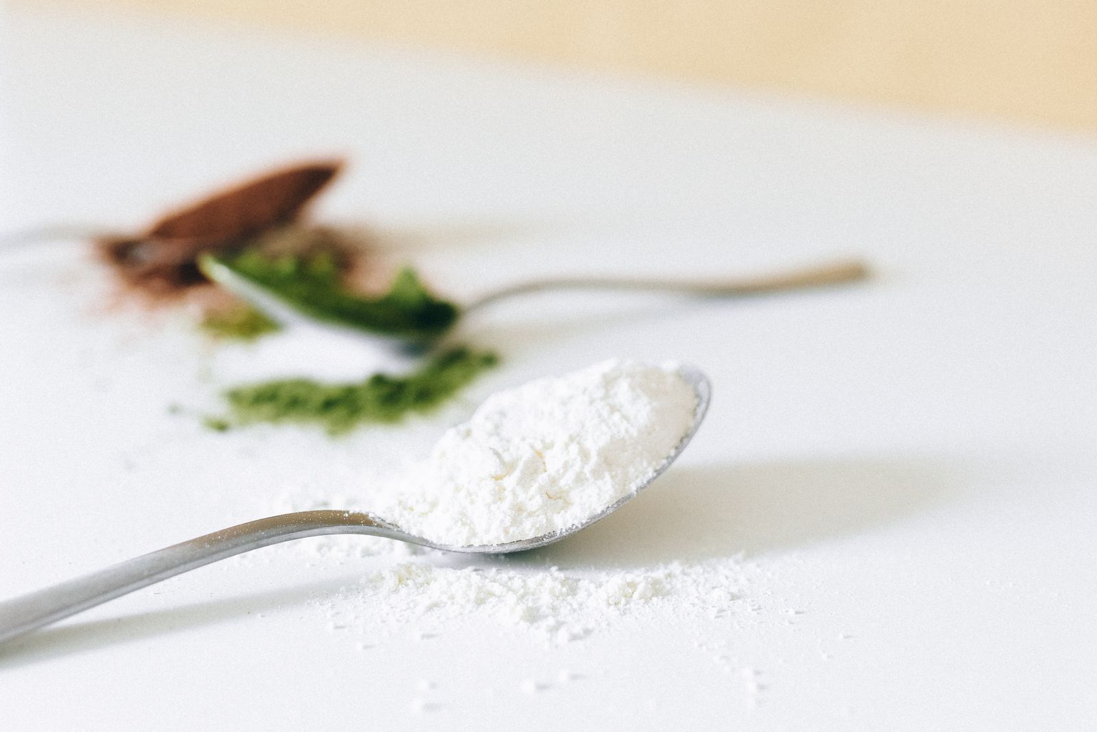 A scoop of white creatine powder