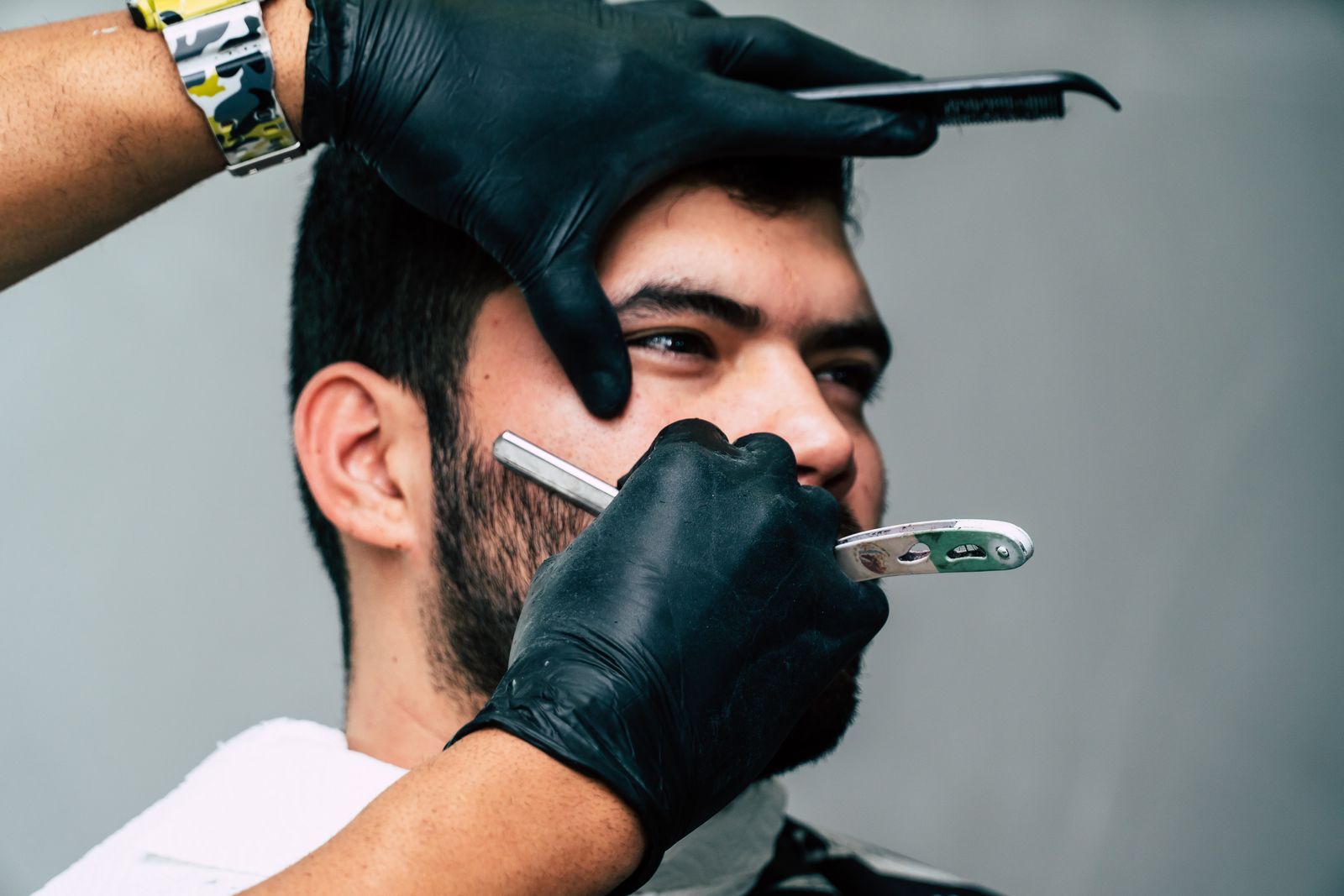 Close-up of a man shaving his jawline for a smooth, close shave