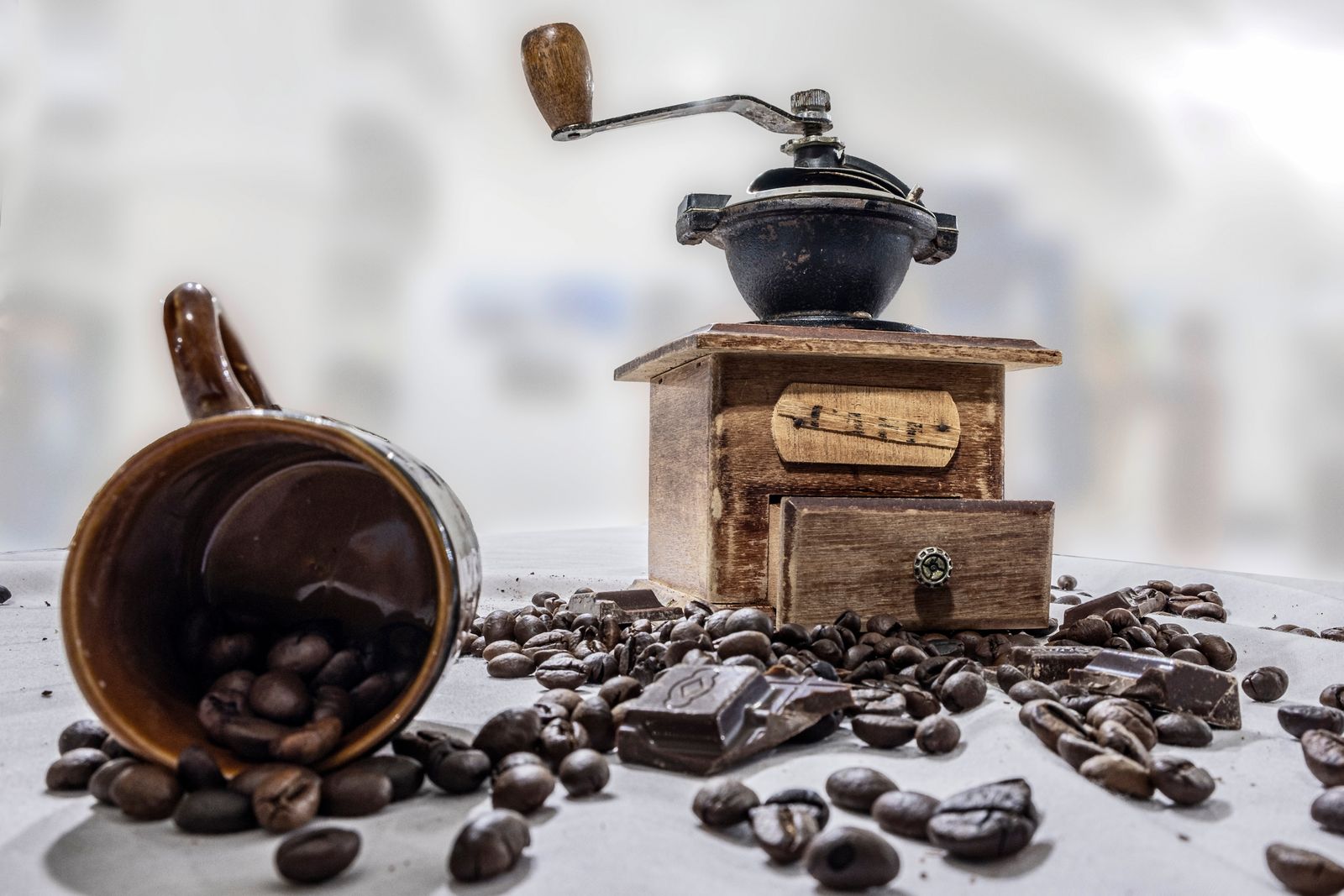 Hand-crank manual burr coffee grinder