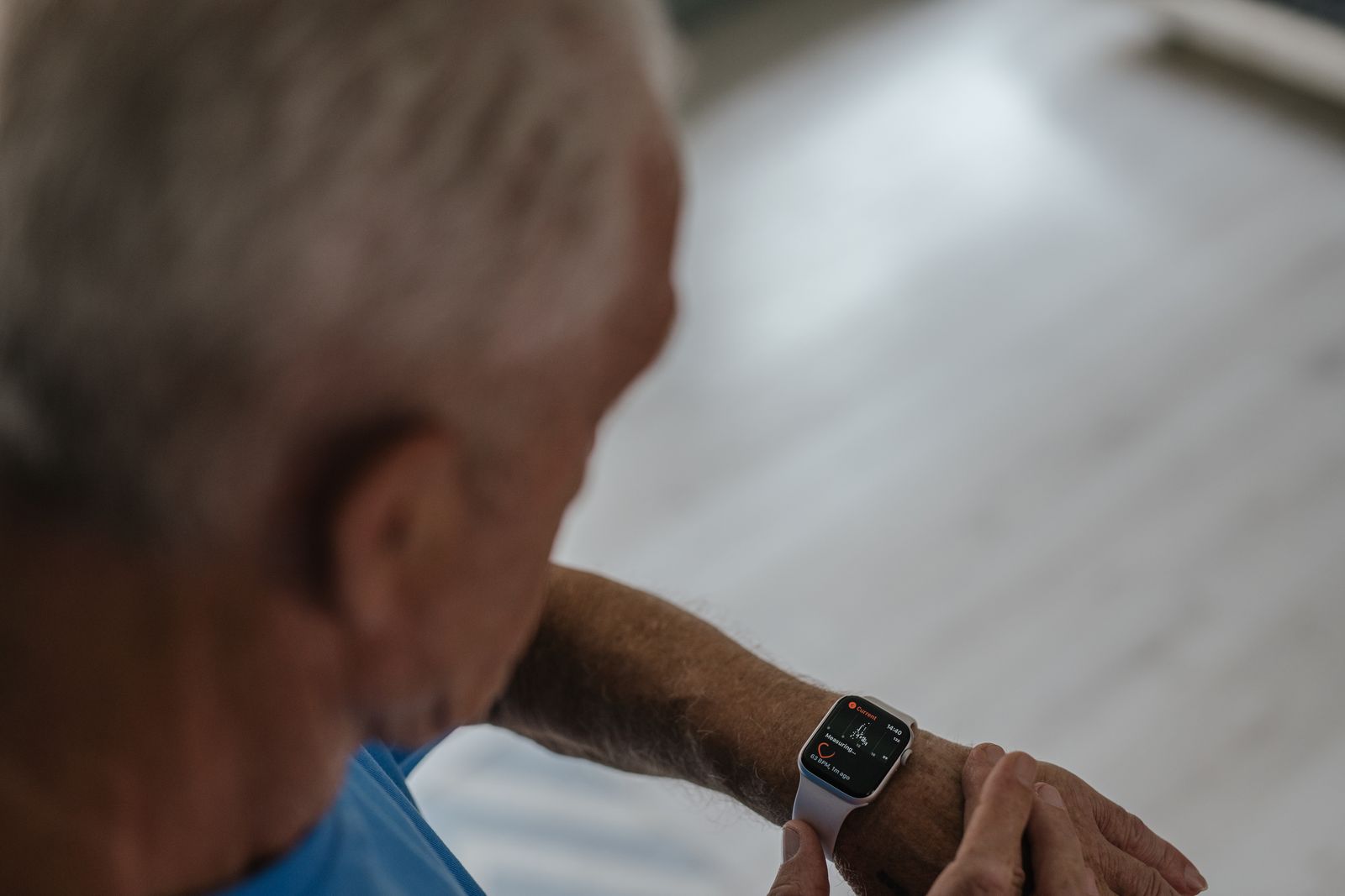 Smartwatches for Aging Parents: Falls, Meds, Battery First
