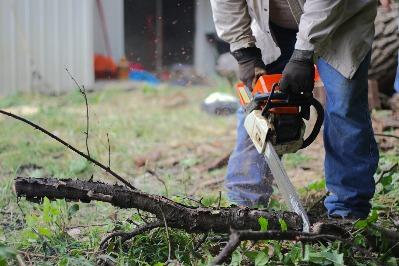 Milwaukee M18 FUEL vs. DeWalt 20V MAX: Which Chainsaw Wins?